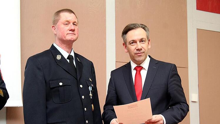 Ehrung von Roland Kern (links) für 40 Jahre aktive Dienstzeit durch den Landrat Alexander Tritthart.  Fotos: Richard Sänger