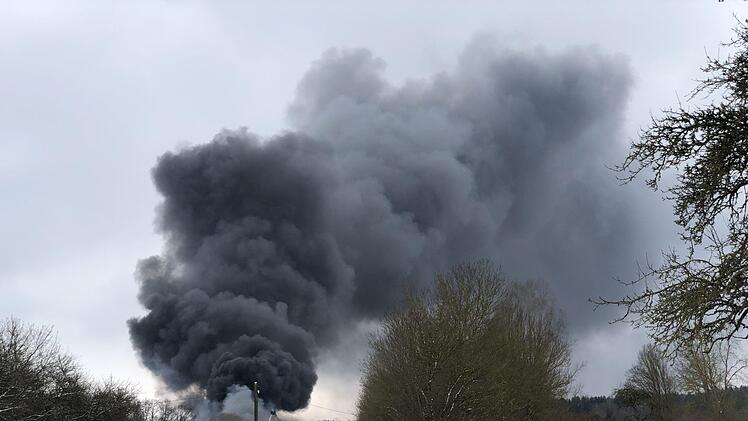 ine Lagerhalle im mittelfränkischen Langenaltheim stand seit Samstagnacht gleich zwei Mal in Flammen und ist komplett ausgebrannt. Foto: NEWS5 / Goppelt