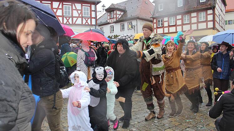 Klein und groß fügten sich in die Polonaise ein.