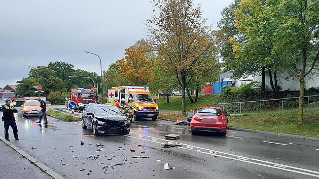 Bamberg: Schwerer Unfall mit f&uuml;nf Verletzten - Feuerwehr muss eingeklemmten Fahrer bergen
