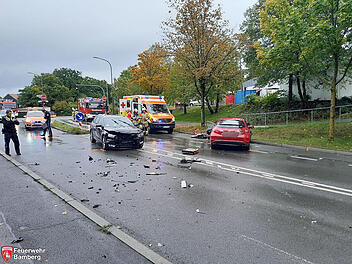 Bamberg: Schwerer Unfall mit fünf Verletzten - Feuerwehr muss eingeklemmten Fahrer bergen
