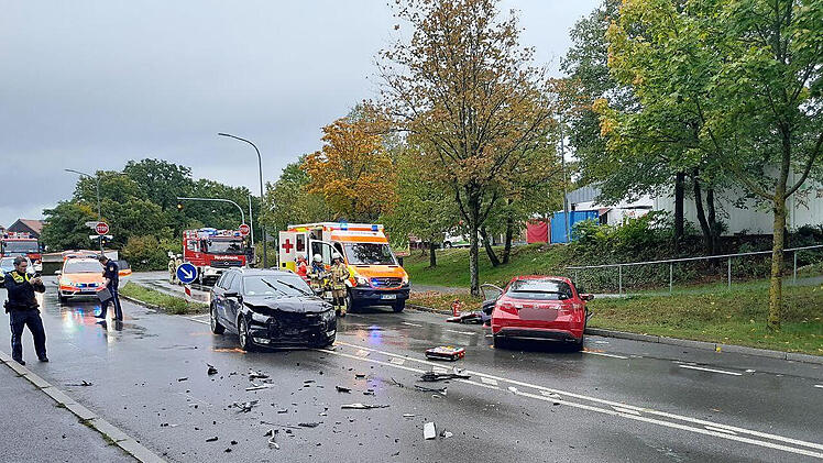 Bamberg: Schwerer Unfall mit fünf Verletzten - Feuerwehr muss eingeklemmten Fahrer bergen