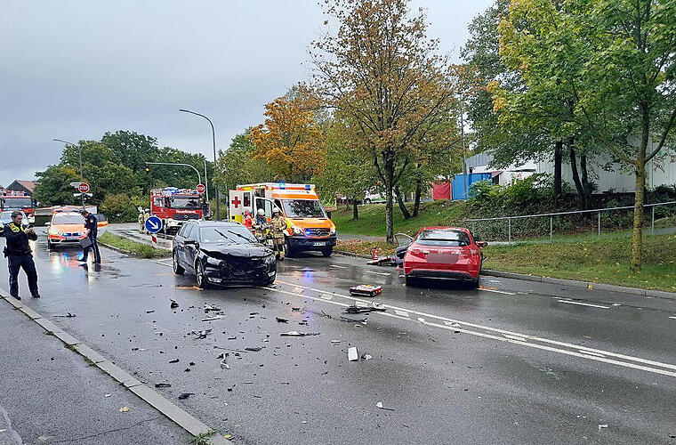 Bamberg: Schwerer Unfall mit fünf Verletzten - Feuerwehr nennt Ursache für Frontalcrash