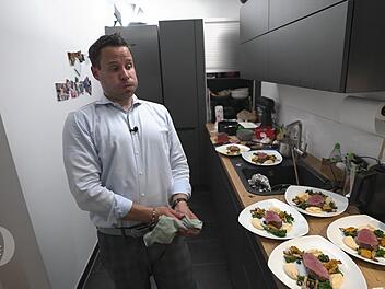 Beim Anrichten des Hauptgangs kommt Timo ins Schwitzen.