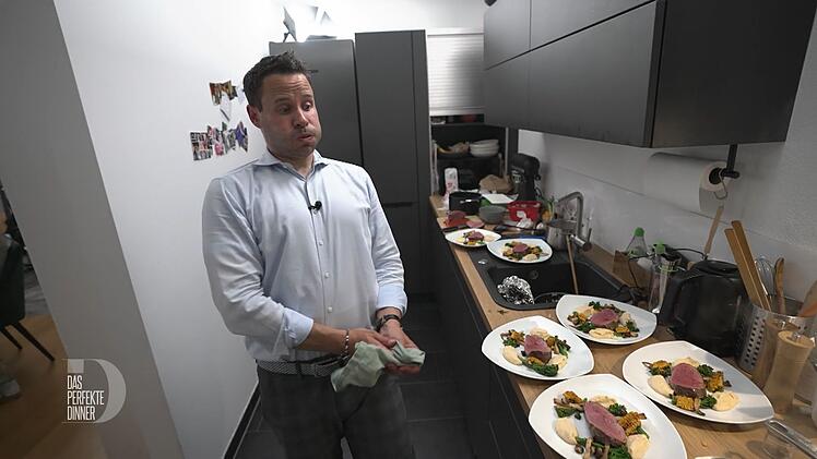 Beim Anrichten des Hauptgangs kommt Timo ins Schwitzen.