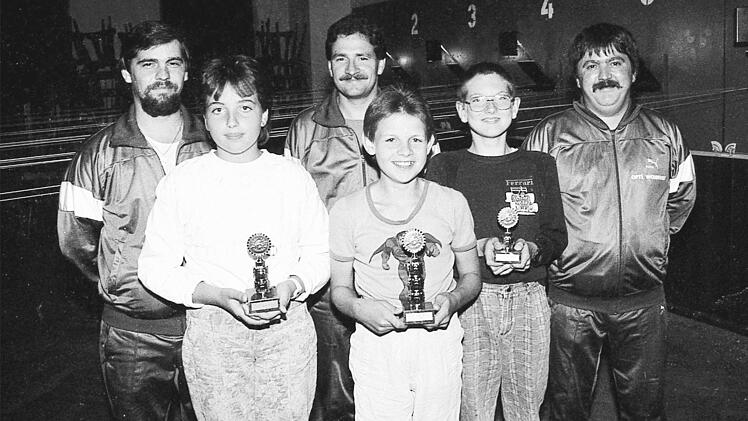 Die Sieger beim Preisschie&szlig;en f&uuml;r Jugendliche beim Sportsch&uuml;tzenverein Poppenlauer sind (vorne, von links): Michael Frank (1. Platz), Sandra Gei&szlig;ler (2.) und Heiko Pickel (3.), (hinten, von links) Jugendleiter Franz Dietz, Sportwart Norbert D&uuml;ring und 2. Jugendleiter Helmut Hub.