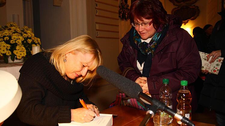 Die Autorin signiert Bücher...