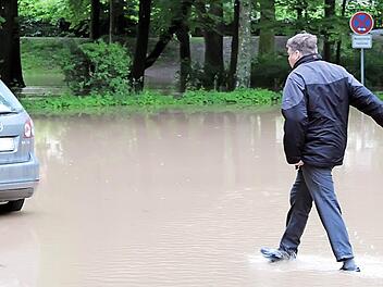Jetzt aber schnell: Nicht ohne nasse Füße erreichte dieser Mann sein Fahrzeug. Nachdem auf dem Parkplatz "Am alten Bahnhof" in Volkach das Hochwasser gestern Mittag weiter stieg, sperrte die Stadt Volkach den Parkraum.  Foto: P. Pfannes