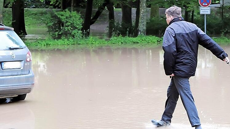 Jetzt aber schnell: Nicht ohne nasse Füße erreichte dieser Mann sein Fahrzeug. Nachdem auf dem Parkplatz "Am alten Bahnhof" in Volkach das Hochwasser gestern Mittag weiter stieg, sperrte die Stadt Volkach den Parkraum.  Foto: P. Pfannes