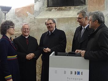 Im Gebetsraum kam Würzburgs Bischof Friedhelm mit den Menschen ins Gespräch. Unser Bild zeigt von links die Trägervereinsvorsitzende Iris Wild, Bischof Hofmann, Stellvertretenden Landrat Bernhard Ruß, Untermerzbachs Bürgermeister Helmut Dietz und Kreisrat Jürgen Hennemann aus Ebern. Foto: Johanna Eckert