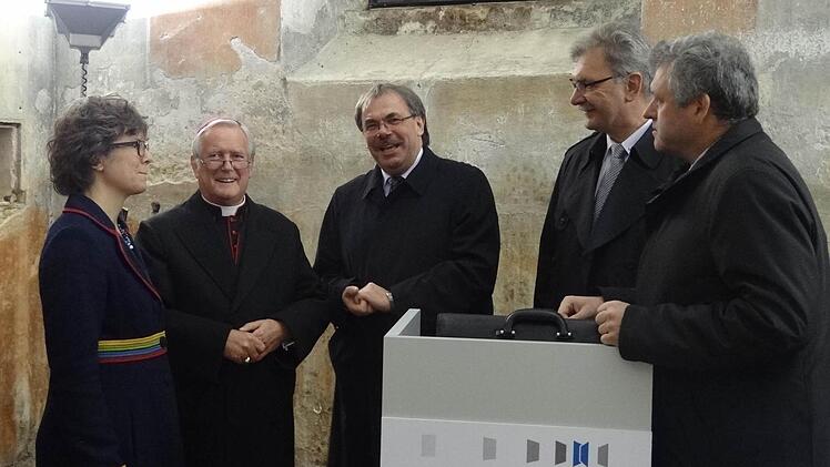 Im Gebetsraum kam Würzburgs Bischof Friedhelm mit den Menschen ins Gespräch. Unser Bild zeigt von links die Trägervereinsvorsitzende Iris Wild, Bischof Hofmann, Stellvertretenden Landrat Bernhard Ruß, Untermerzbachs Bürgermeister Helmut Dietz und Kreisrat Jürgen Hennemann aus Ebern. Foto: Johanna Eckert