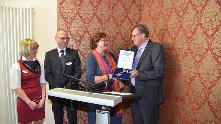 Schlüsselübergabe des Architekten Joachim Schlund (rechts) an die ASB-Kreisvorsitzende Christa Steiger, Geschäftsführer Thomas Scholz und Pflegedienstleiterin Viola Förtsch (von rechts)