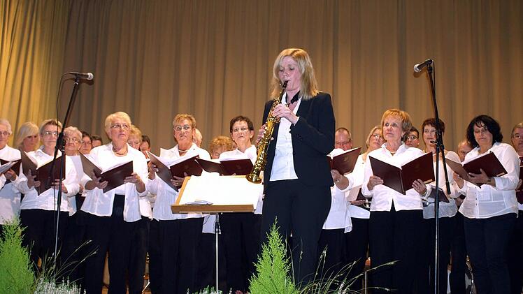 Chorleiterin Yvonne Schütz begleitet ihren Chor auch an der Klarinette.   Foto: Susanne Deuerling