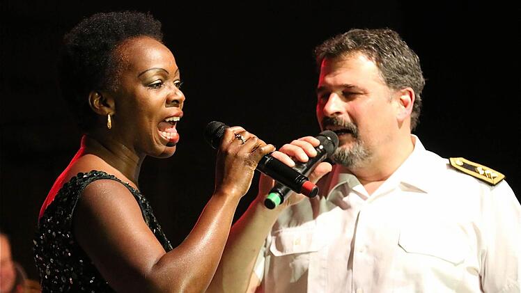 Sie waren ein perfektes Duo und rissen auch einzeln das Publikum von den Stühlen: die Sängerin Bwalya und Ralph Winter, der auch als Drummer äußerst wirkungsvoll war. Foto: Gerd Schaar