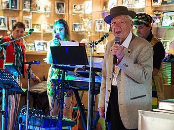 Der Jubilar Oleg Popov wendet sich bei der Feier zu seinem 85. Geburtstag an die Gäste. Foto: privat