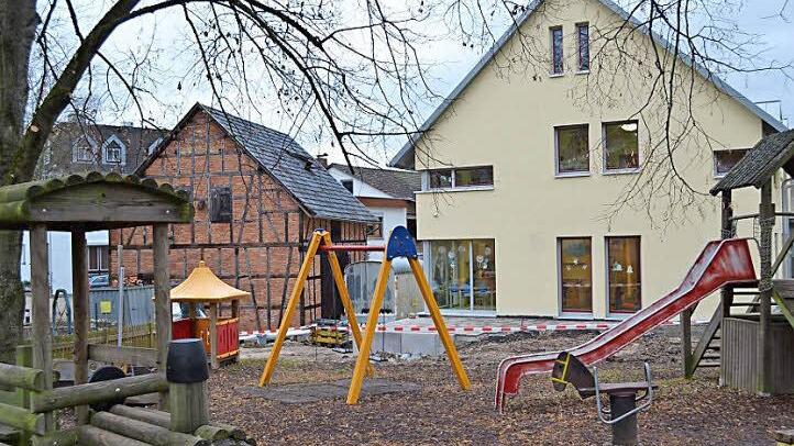 Ahorn hat weiter die Sanierung der Ortsmitte im Blick. Die Bürgerscheune links neben der Krippe (ein Bild vom Frühjahr 2014) wird Stück für Stück vom Bauhof wieder hergerichtet. Foto: Archiv/Gabi Bertram