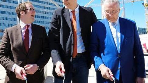 OB Janik, Healthcare-Chef Montag und Minister Herrmann setzten am Donnerstag gemeinsam dafür den Grundstein. Fotos: Nikolas Pelke