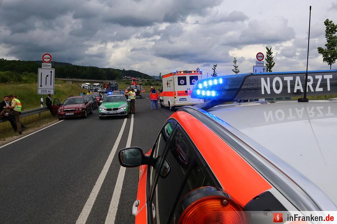 Motorradfahrer bei Sturz auf der B4 lebensgefährlich verletzt