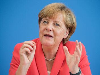 Angela Merkel (CDU) äußert sich am 31.08.2015 in Berlin auf einer Pressekonferenz zu aktuellen Themen der Innen- und Außenpolitik. Foto: Bernd von Jutrczenka/dpa