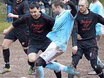 Auch dieser Angriff der DJK durch Daniel Gardill (vorne) war nicht von Erfolg gekr&ouml;nt. Er setzte sich gegen drei Baiersdorfer durch, doch schoss am Tor vorbei. Foto: Gunther Czepera