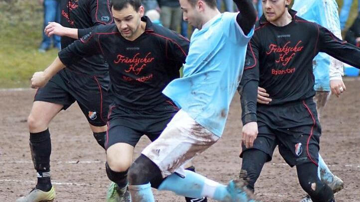 Auch dieser Angriff der DJK durch Daniel Gardill (vorne) war nicht von Erfolg gekr&ouml;nt. Er setzte sich gegen drei Baiersdorfer durch, doch schoss am Tor vorbei. Foto: Gunther Czepera