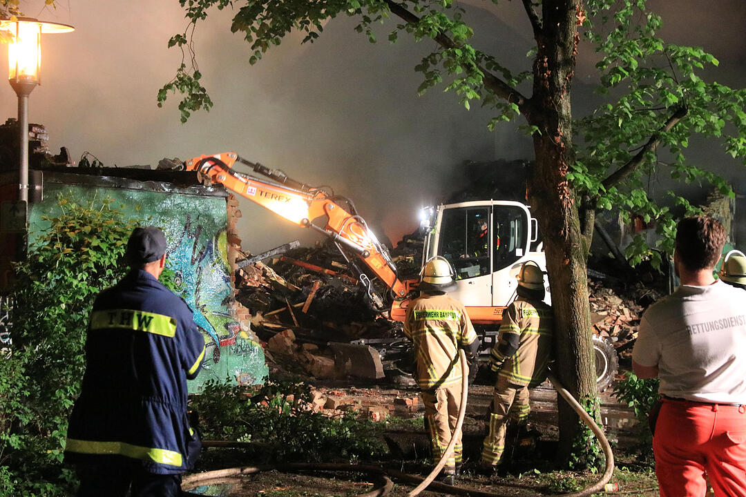Ein Feuer hat die Diskothek "Rosenau" in Bayreuth völlig zerstört. Acht Menschen wurden verletzt. Der Brand ist unter Kontrolle.