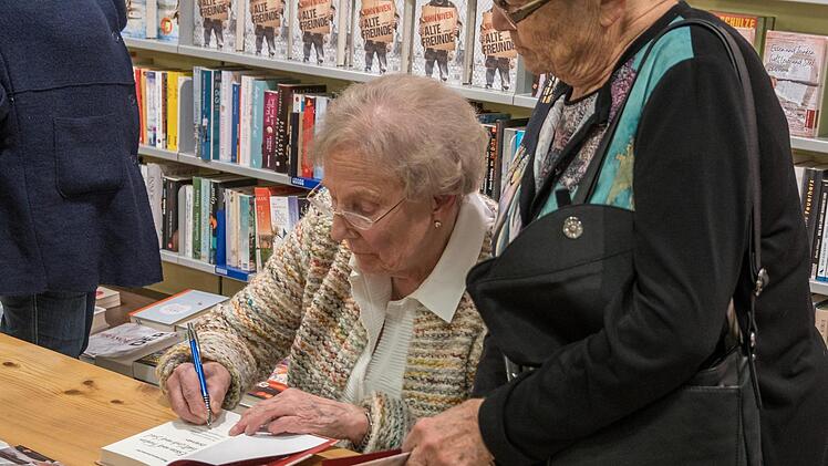 Buchvorstellung von und mit Rettl Motschenbacher in der Bücherei Hübscher. Foto: Wolfram Schmidt