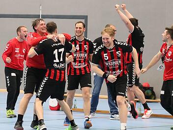 Jubel ohne Ende: Der FC Bad Brückenau schafft den Klassenerhalt in der Bezirksoberliga.Sebastian Schmitt