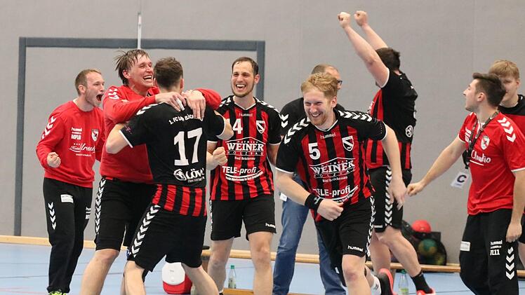 Jubel ohne Ende: Der FC Bad Brückenau schafft den Klassenerhalt in der Bezirksoberliga.Sebastian Schmitt