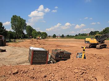 Als Baustelle wirkt das künftige Regenrückhaltebecken in Etzelskirchen riesig.  Foto: Andreas Dorsch