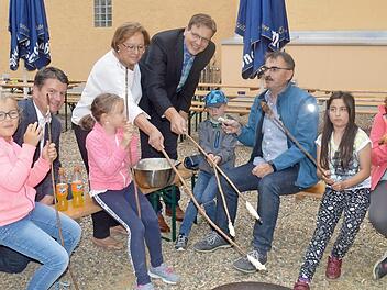 Die CSU-Kandidaten Sandro Kirchner, MdL, (Zweiter von links), Karin Renner und Steffen H&ouml;rtler (F&uuml;nfter von links) sowie CSU-Ortsvorsitzender Harald Hofmann mit Kindern am Lagerfeuer.  Foto: Arthur Stollberger