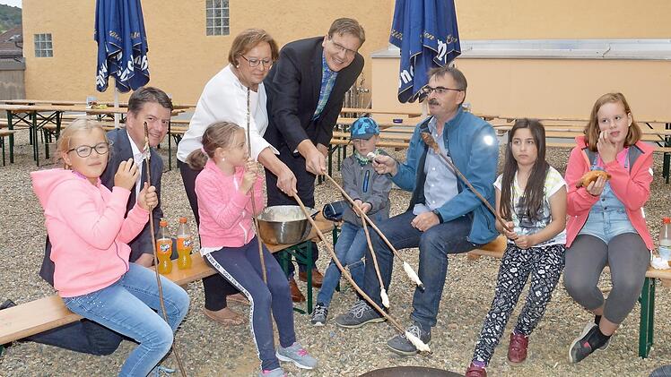 Die CSU-Kandidaten Sandro Kirchner, MdL, (Zweiter von links), Karin Renner und Steffen Hörtler (Fünfter von links) sowie CSU-Ortsvorsitzender Harald Hofmann mit Kindern am Lagerfeuer.  Foto: Arthur Stollberger