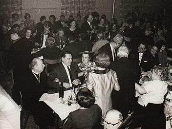 Geschunkelt wurde bereits bei der allerersten Sitzung des BTC Garitz im Jahr 1966, damals noch im Saal des "Hirschen". Seit 1968 finden die Sitzungen in der Turnhalle statt. Foto: BTC-Archiv