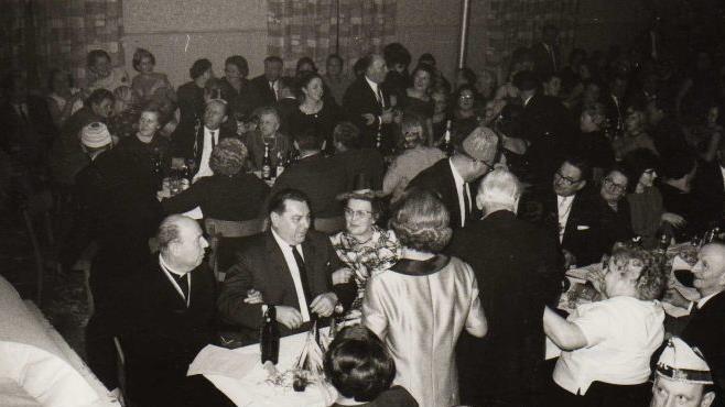 Geschunkelt wurde bereits bei der allerersten Sitzung des BTC Garitz im Jahr 1966, damals noch im Saal des "Hirschen". Seit 1968 finden die Sitzungen in der Turnhalle statt. Foto: BTC-Archiv