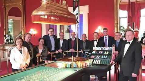 CSU-Stadtratsfraktion im Gespräch mit Spielbankmitarbeitern am Roulettetisch.  Foto: Julia Mironenko