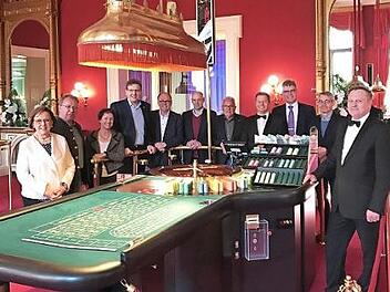 CSU-Stadtratsfraktion im Gespräch mit Spielbankmitarbeitern am Roulettetisch.  Foto: Julia Mironenko