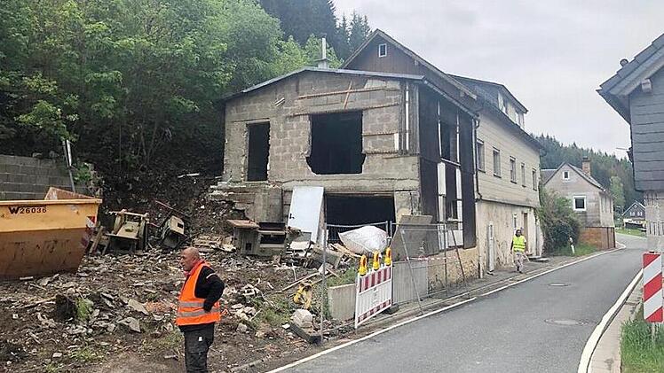 Durch den Abriss der Häuser kann die Engstelle in Sattelgrund beseitigt werden. Foto: Veronika Schadeck