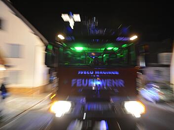 Die Polizei ermittelt aktuell wegen eines Gartenhausbrandes in Bayreuth. Um kurz nach Mitternacht rückten zahlreiche Einsatzkräfte der Feuerwehr aus. Symbolfoto: Ronald Rinklef