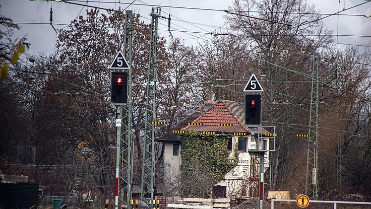 In diesem Gebäude war bis 2007 ein elektromechanisches Stellwerk der Deutschen Bahn untergebracht - die Stellwerkstechnik ist verschwunden, sie wurde abgebaut.Foto_ Jochen Berger
