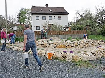 Die Trockenmauer, angelegt von Mitgliedern der BN-Ortsgruppe Marktschorgast ist ein Blickfang und bietet Unterschlupf für Insekten und Amphibien.