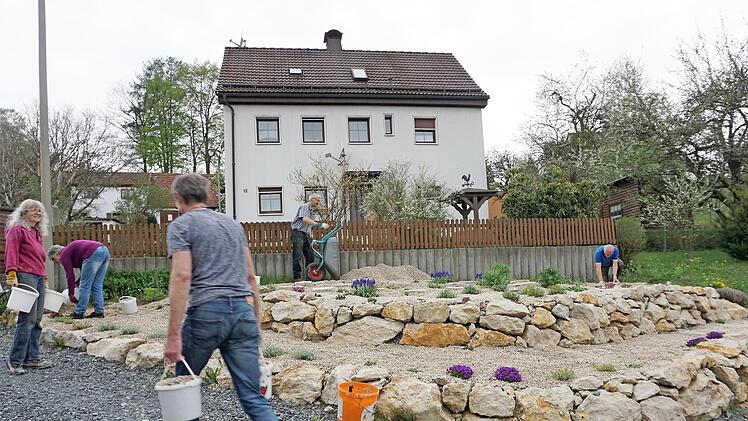 Die Trockenmauer, angelegt von Mitgliedern der BN-Ortsgruppe Marktschorgast ist ein Blickfang und bietet Unterschlupf für Insekten und Amphibien.
