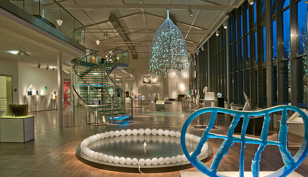 Einblick in das Erdgeschoss des Europäischen Museums für Modernes Glas