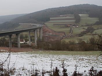 An der Stelle, an der bis zum Sommer die alte Autobahn-Brücke über das Sinntal stand, könnten in wenigen Jahren Strommasten zwischen Römershag und Riedenberg das Tal überspannen. Foto: Ulrike Müller