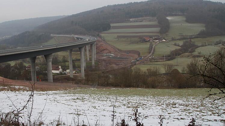 An der Stelle, an der bis zum Sommer die alte Autobahn-Brücke über das Sinntal stand, könnten in wenigen Jahren Strommasten zwischen Römershag und Riedenberg das Tal überspannen. Foto: Ulrike Müller