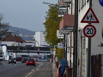 Seit kurzem gilt auf einem Abschnitt der Geisfelder Straße über dem Berliner Ring Tempo 20. Die Regelung stößt auf Unverständnis.  Foto: Ronald Rinklef