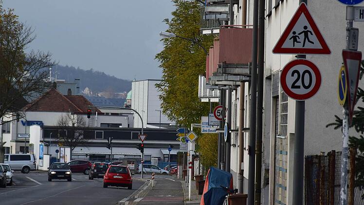 Seit kurzem gilt auf einem Abschnitt der Geisfelder Straße über dem Berliner Ring Tempo 20. Die Regelung stößt auf Unverständnis.  Foto: Ronald Rinklef