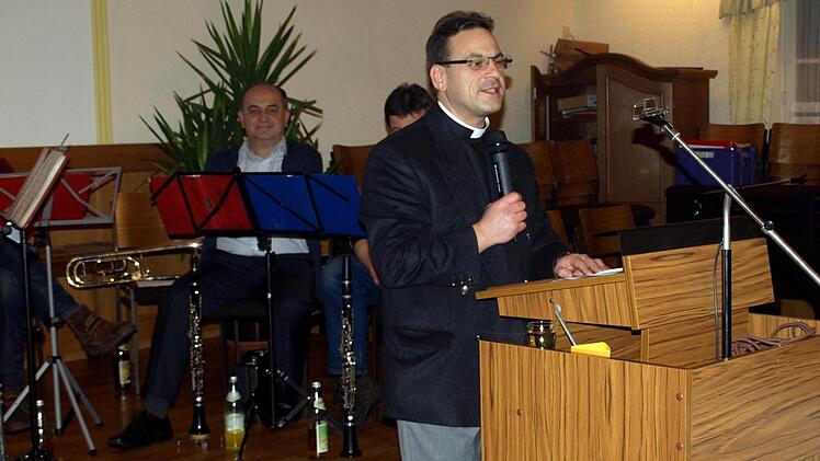 Pfarrer Richard Reis bei seiner Laudatio für die ehrenamtlichen Helfer und Helferinnen beim Neujahrsempfang 2015. Im Hintergrund ein Teil der Bläsergruppe des Musikvereins Steinwiesen, die die Feier musikalisch umrahmten.  Foto: Susanne Deuerling