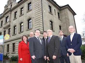 Justizminister Winfried Bausback (3. von links) besuchte am Freitag das Amtsgericht Bad Kissingen und sprach mit (von links) Antje Rumberg vom Personalrat, Landgerichtspräsident Reinhard Pfingstl, MdL Sandro Kirchner, Direktor Matthias Göbhardt, seinem Stellvertreter Hubertus Petrik und Geschäftsstellenleiter Bernd Paul. Foto: Ralf Ruppert