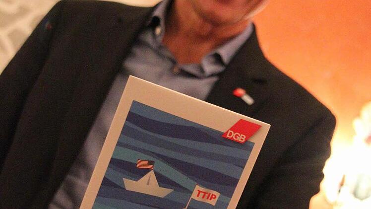 Mathias Eckardt mit einem Flyer, der über das Freihandelsabkommen informiert  Foto: Friedwald Schedel