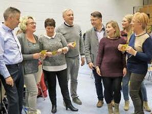 Die Gastgeber mit den G&auml;sten aus Uggiate-Trevano und Ruaudin: Armin Go&szlig;, Philippe Perrier, Rosanna Casartelli, Sylvie Perrier, Fortunato Turcato, Karsten Fischkal, Sophia und Vera Bretting, Rita Lambrughi, Laurent und Flore Martellier (v. l.) Foto: Johanna Blum